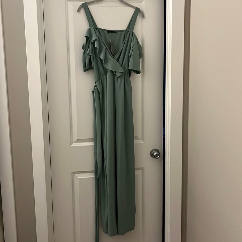 Boohoo Plus size plunge ruffle maxi dress!! New with Tags!!